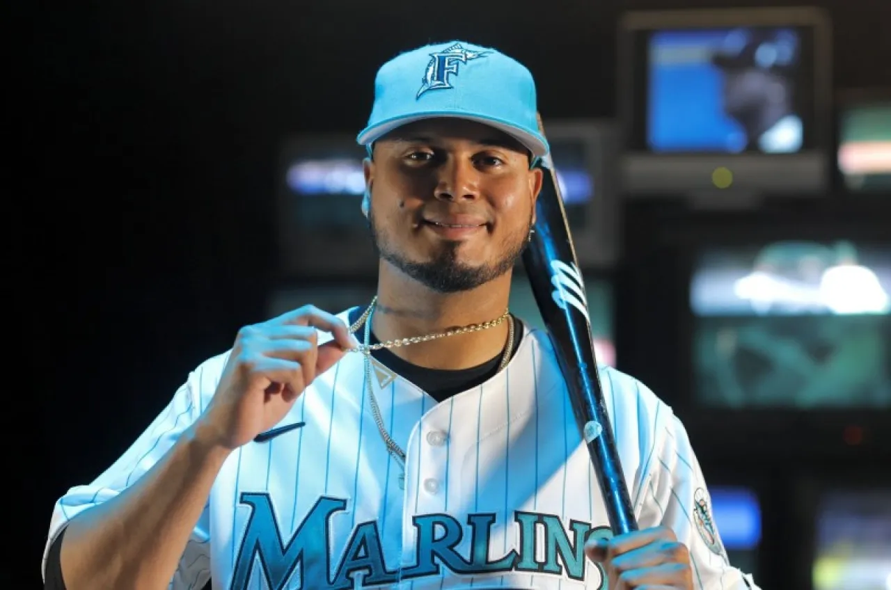 Luis-Arraez-uniform-1