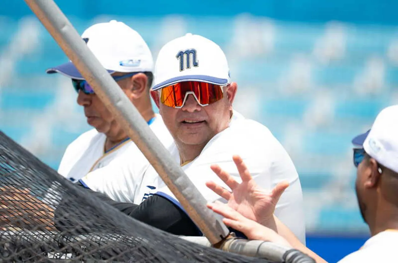Eliezer Alfonzo, asistente al coach de bateo del Magallanes, durante la práctica en el estadio José Bernardo Pérez de Valencia