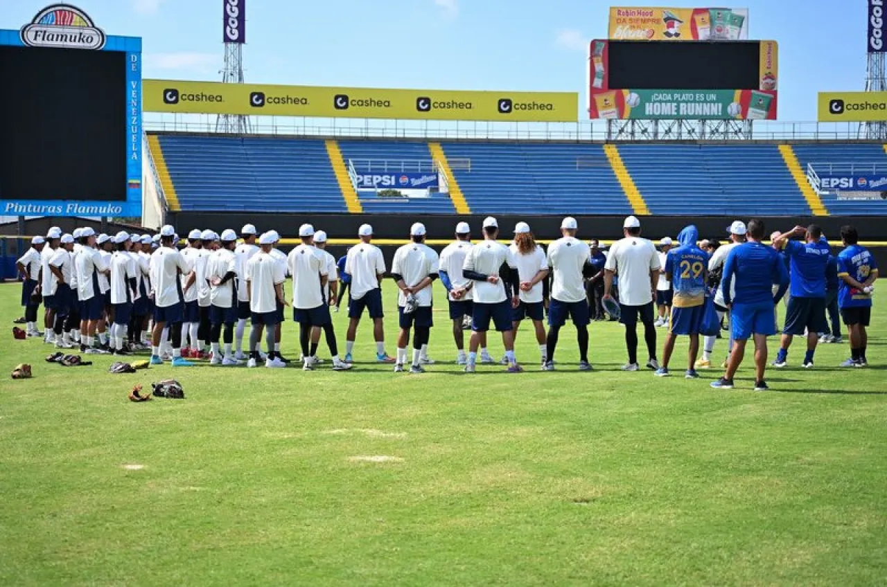 Peloteros del Magallanes reunidos en el jardín del estadio José Bernardo Pérez en el primer día de pretemporada