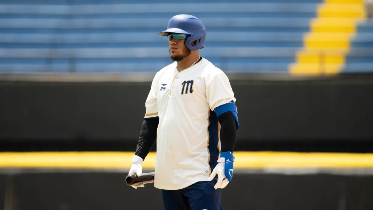 Thairo Estrada preparándose para batear en la sesión de live BP