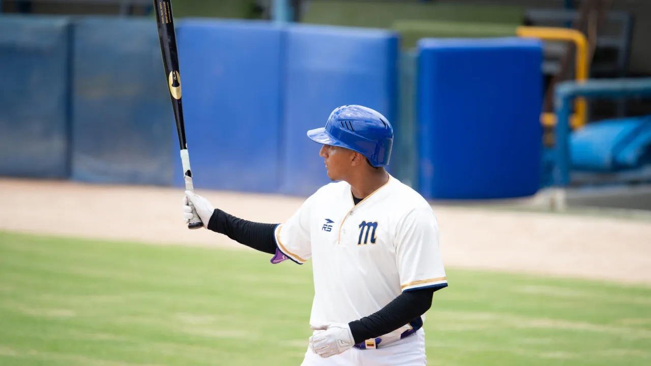 Bryant Betancourt tomando un turno en el juego simulado 