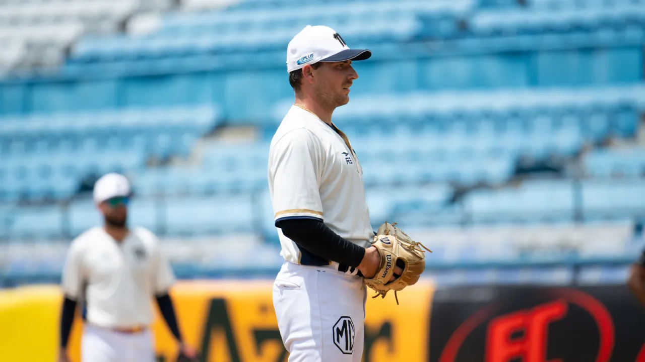 Drew Parrish teniendo su primera participación con el equipo en el juego simulado