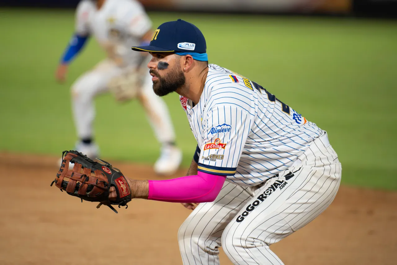Renato Núñez cubriendo la primera base
